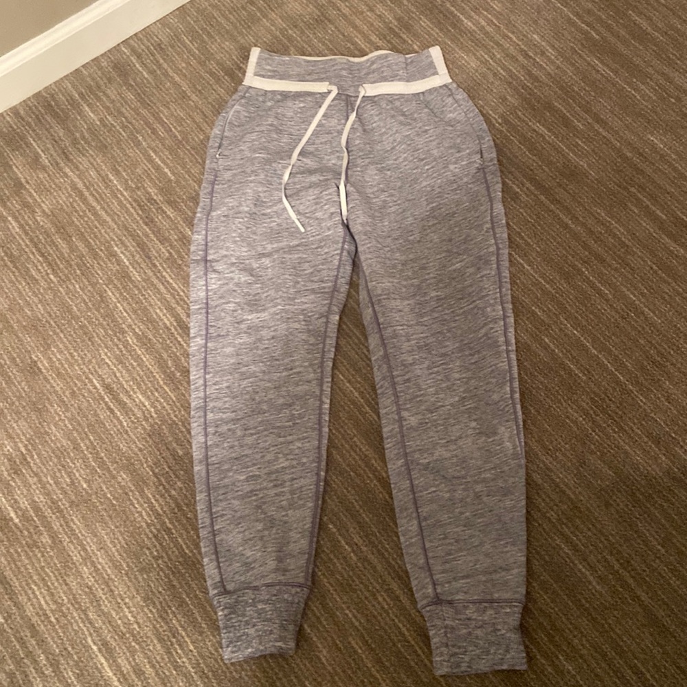 Lululemon jogger size 4